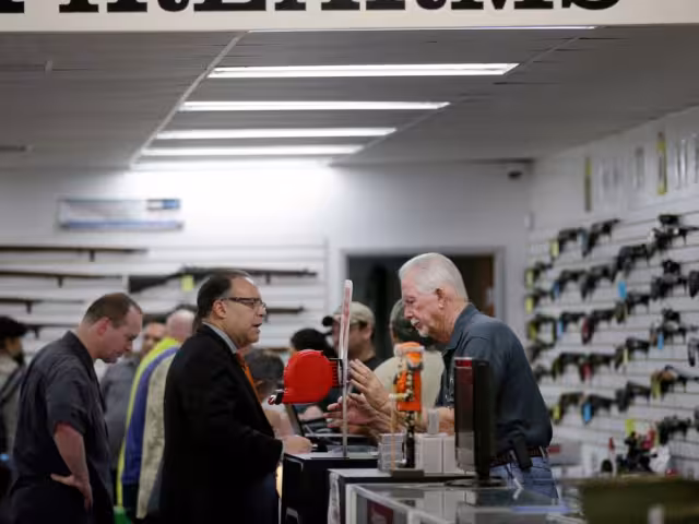 La portación abierta seguirá prohibida en negocios privados que así lo decidan