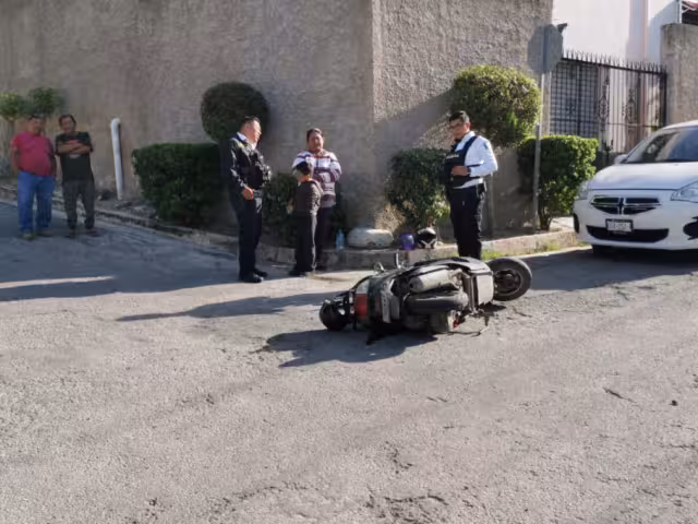 Una mujer y su hijo de 7 años resultaron heridos tras ser atropellados por un auto en la colonia Tomas Aznar