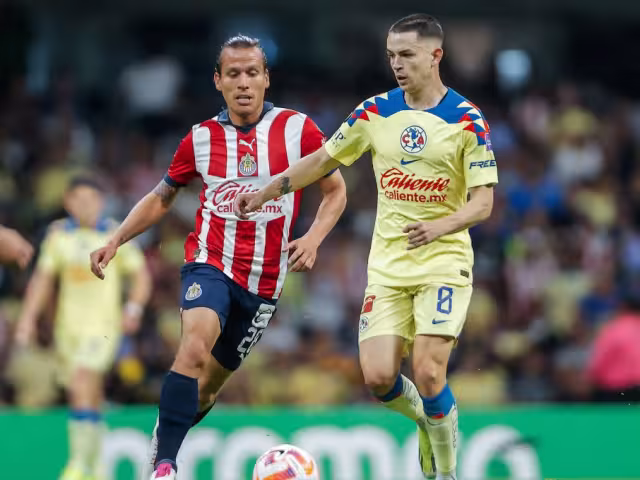 Fernando "Oso" González y Álvaro Fidalgo disputan el esférico en el Clásico Nacional