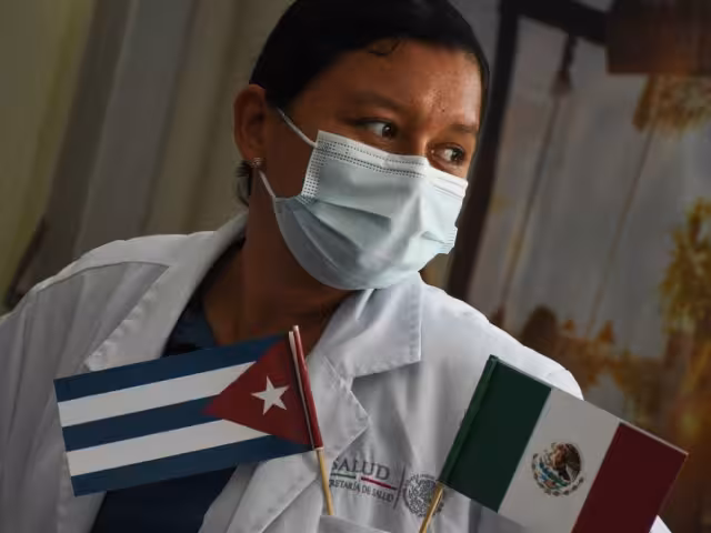 La presidenta Claudia Sheinbaum subrayó que la contratación de médicos cubanos responde a la falta de especialistas en ciertas regiones del país