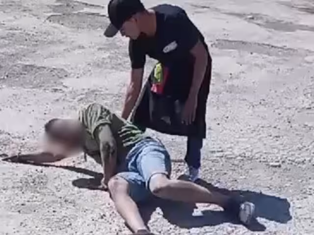 La gente que corrió a ayudar, dijo que el hombre rebasaba veloz a los vehículos que transitaban en la carretera Escárcega-Villahermosa