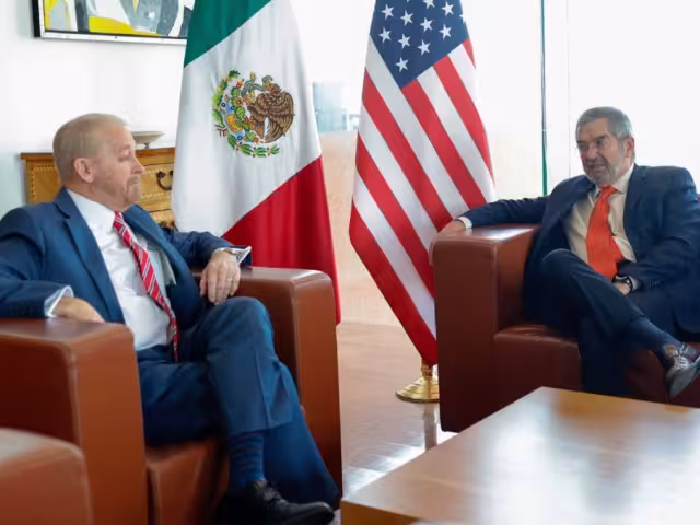 A su llegada a México el embajador Ronald Johnson tuvo un encuengtro coin el canciller, Juan Ramón de la Fuente