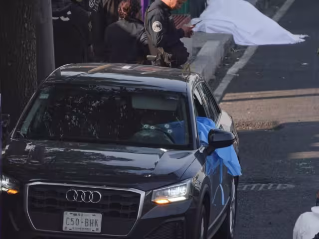 Tras cometer el crimen, el sicario huye corriendo, mientras la camioneta de las víctimas avanza lentamente sin rumbo