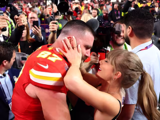 Así fue el beso entre Taylor Swift y Travis Kelce