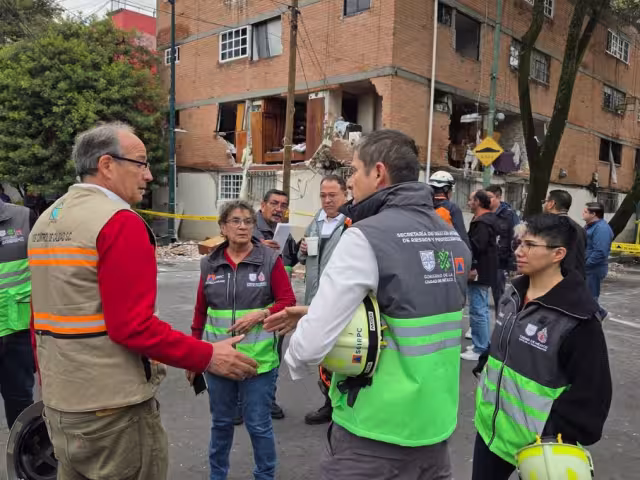 Personal especializado inspecciona las instalaciones de gas y electricidad para descartar riesgos adicionales