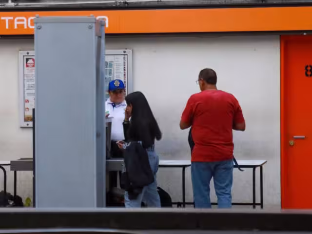 El sujeto que agredió a 4 personas en la estación del Metro Tacubaya en la CDMX, es investigado por homicidio calificado en grado de tentativa