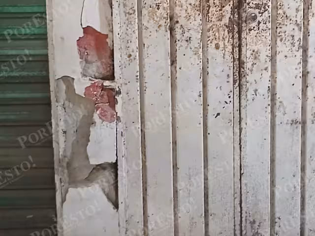 Sospechosos huyen tras dañar fachada de tienda en Héctor Pérez Martínez