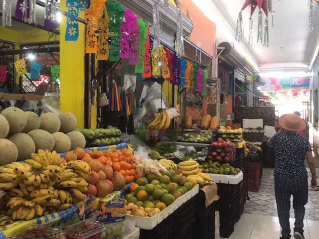 Enfrentan temporada baja más de 120 comerciantes del Mercadito Andrés Quintana Roo, 15 locales han cerrado en el último año