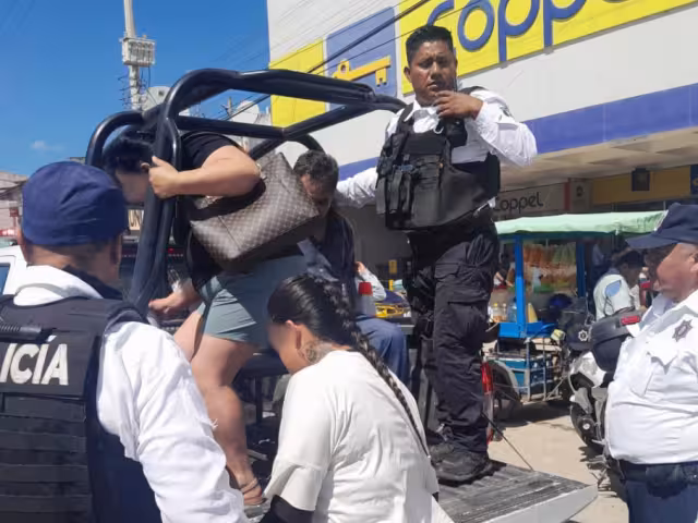 Las dos mujeres y un hombre fueron detenidos al intentar robar productos de una tienda departamental en Escárcega