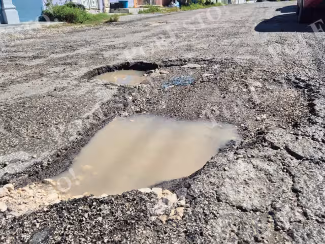 Piden reparar peligroso bache en la colonia Centenario de Champotón; ha provocado derrapes y choques