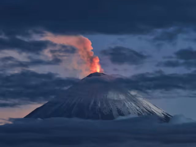 Los volcanes Bezimianni, Kambalni, Karimsnki, Kliuchevski, Krashenínnikov, Mutnovski y Avachinski entraron en actividad volcánica de forma simultánea