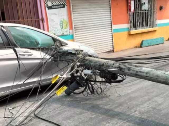 A causa del trailero, postes de luz cayeron en vehículos dentro de Sabancuy