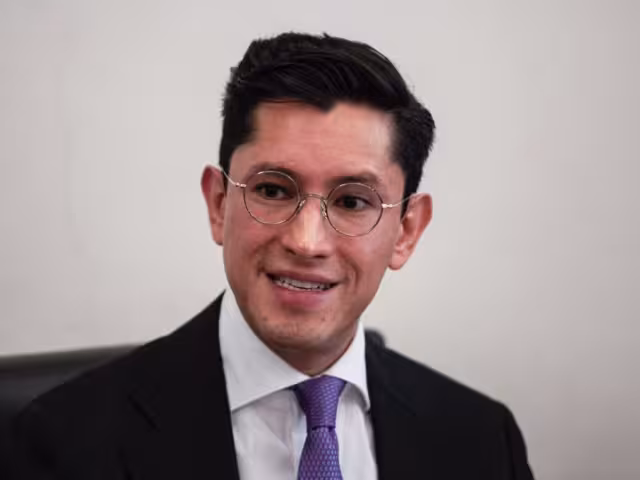 Roberto Velasco es licenciado en Derecho y ha tenido una destacada trayectoria dentro de la Cancillería