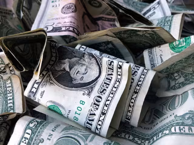 El precio del dólar sigue por debajo de los 18 pesos