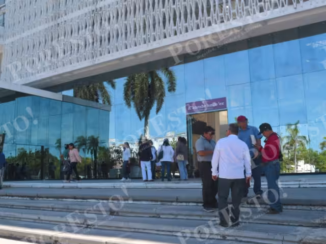 Jubilados docentes de Campeche exigen pago de prima de antigüedad tras años de espera