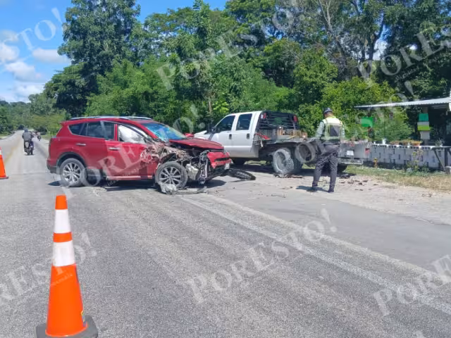 Choque entre dos camionetas sobre la carretera Escárcega–Chetumal.