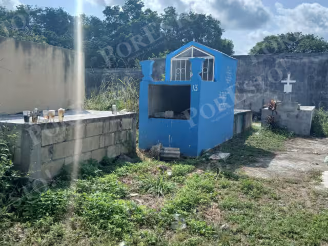 El camposanto se encuentra en malas condiciones a pocos días del Día de Muertos.