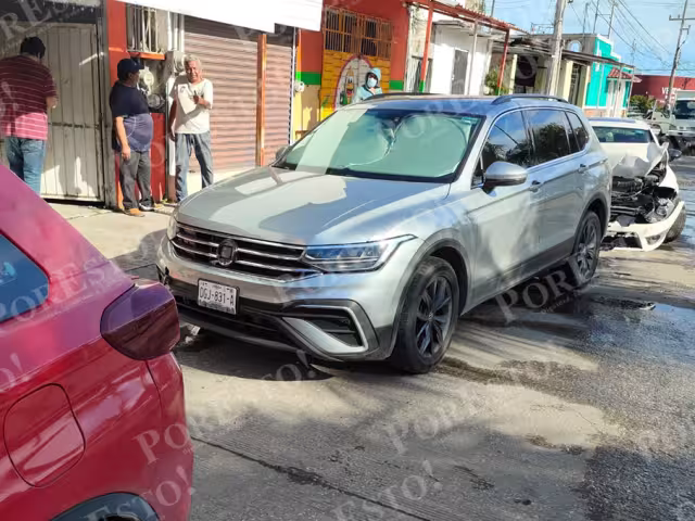Choque múltiple en la colonia Justo Sierra deja cuantiosos daños.