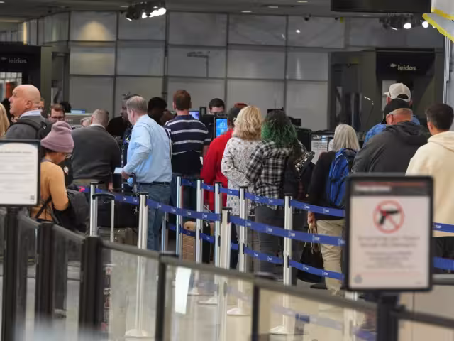 El cierre, iniciado por la falta de acuerdo presupuestario, afectó a más de 650 mil empleados federales que quedaron sin salario