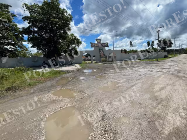 El Panteón La Cruz presenta calles dañadas y zonas con basura y maleza.