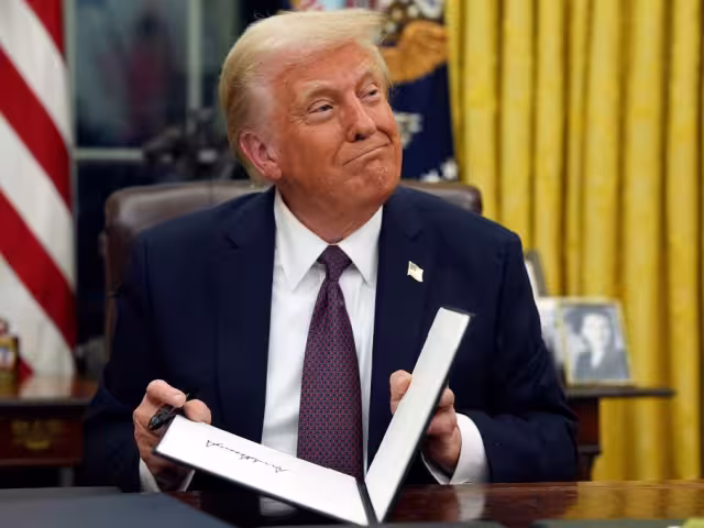 El presidente Donald Trump  firmó un decreto que bloquea la ciudadanía por nacimiento