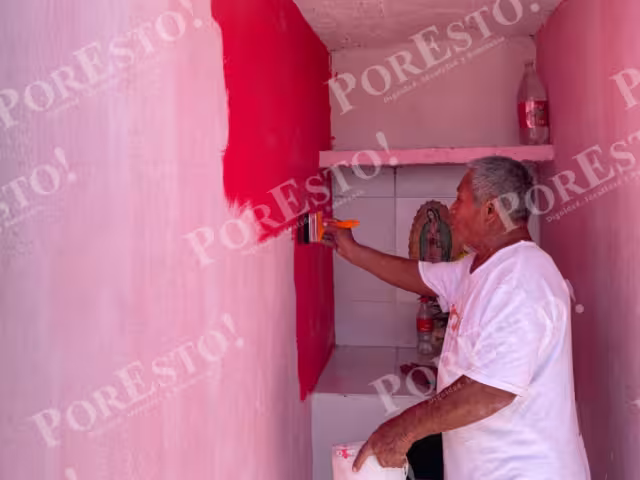En el cementerio La Cruz de Champotón, Jorge Pat Shaman dio los últimos retoques a la tumba de su esposa.