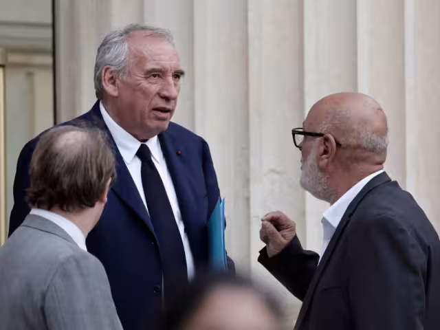 El Parlamento francés destituyó al primer ministro François Bayrou tras rechazar su moción de confianza