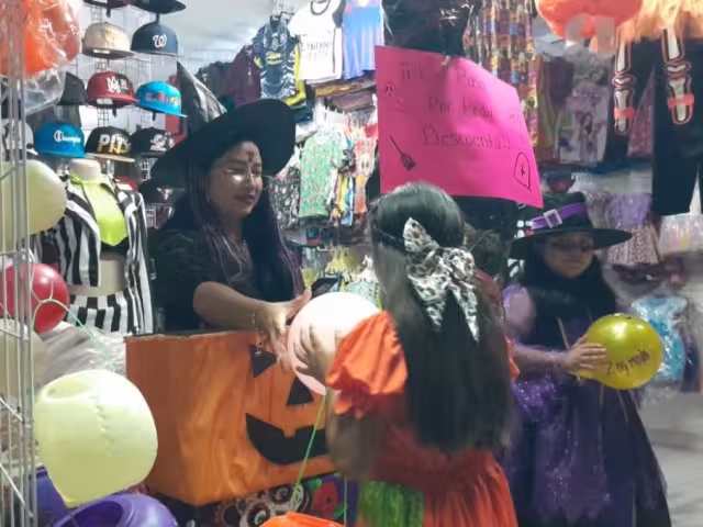 Diversos comercios participan en la Ruta Halloween donde pequeños se disfrazaron para salir a pedir dulces