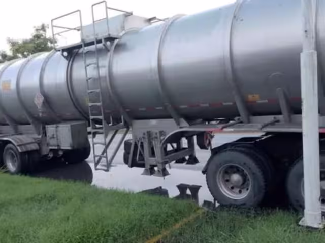 Elementos de la Marina detuvo a tres personas que pretendián sacar ilegalmente, 46 mil litros de hidrocarburo en la Terminal Marítima de Dos Bocas