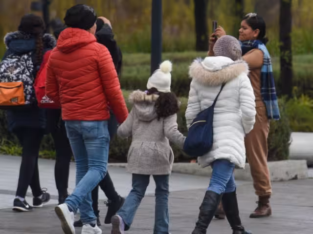 Las autoridades capitalinas exhortaron a la población a usar al menos tres capas de ropa