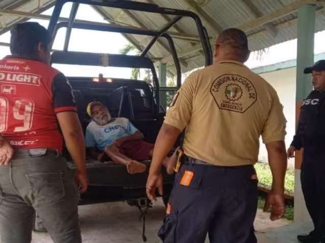 Auxilian a masculino que sufrió un golpe de calor en Chetumal