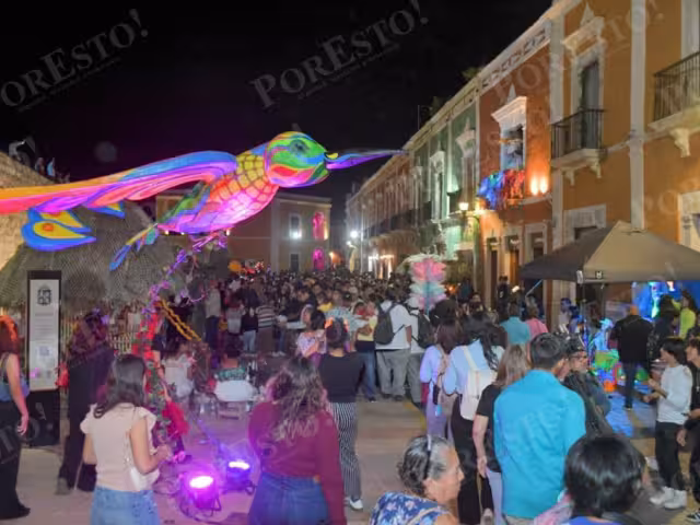 Miles de campechanos y visitantes disfrutaron del recorrido del Hanal Pixan 2025 en el Centro Histórico de Campeche.