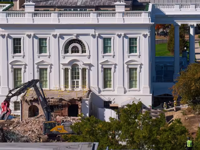 La construcción comenzó esta semana, con maquinaria pesada demoliendo parte del ala este de la Casa Presidencial