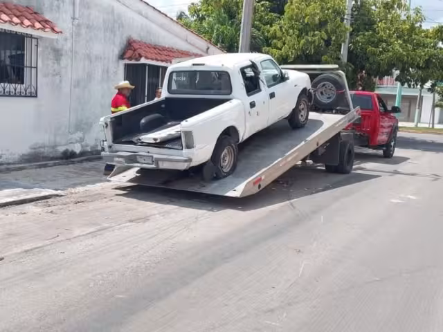 Retiran autos abandonados en la vía pública en Chetumal