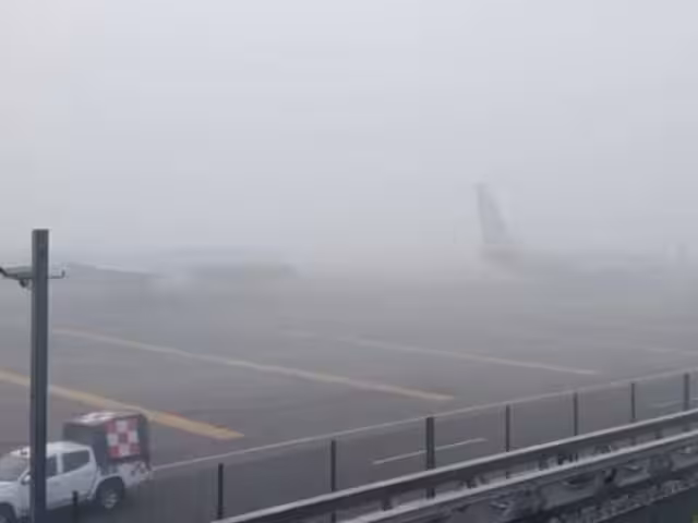 Debido a un denso banco de niebla que comprometa la seguridad de los aterrizajes y despegues se suspendieron operaciones en el AIFA