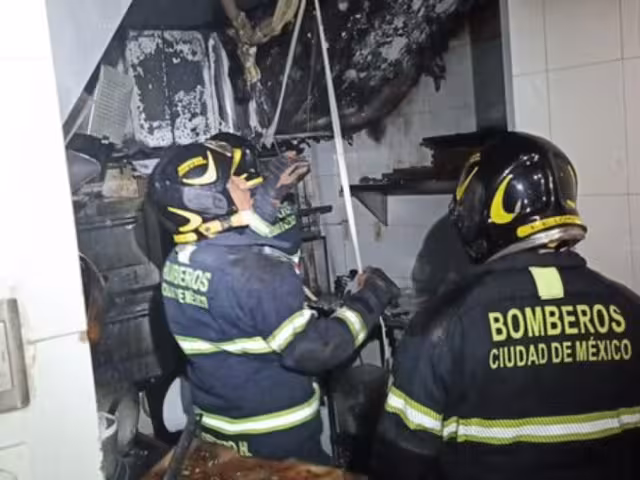 Un incendio en la cocina de un restaurante del Centro Comercial Santa Fe en la CDMX provocó la evacuación de 20 personas