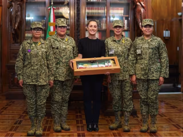 La presidenta Claudia Sheinbaum destacó la relevancia histórica del momento, al ser la primera mujer en ocupar la Presidencia de la República