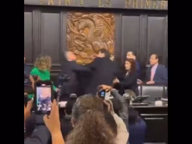 El incidente ocurrió mientras se entonaba el Himno Nacional para cerrar la sesión