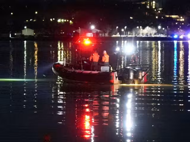 El secretario de Transporte de Estados Unidos, informó que se han localizado los restos de ambas aeronaves en el río Potomac
