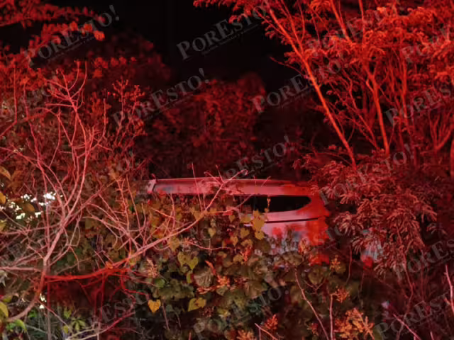 Protección Civil interviene en accidente nocturno: auto termina entre la maleza
