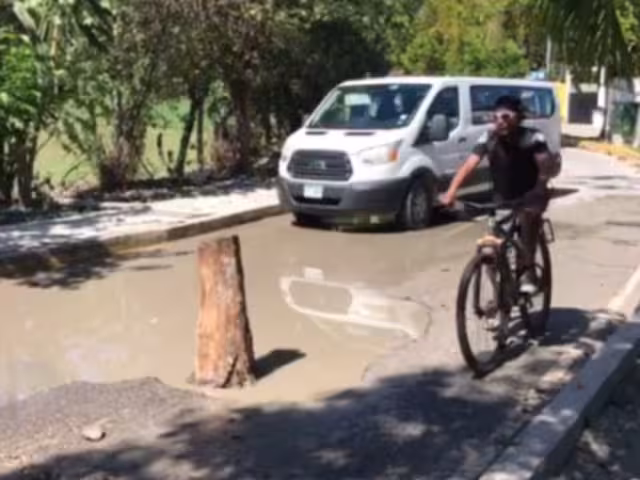 Calles de Bacalar, lucen llenas de baches