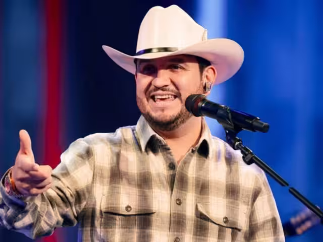 Edén Muñoz podría enfrentar una multa millonaria por cantar canción que grabó con Calibre 50