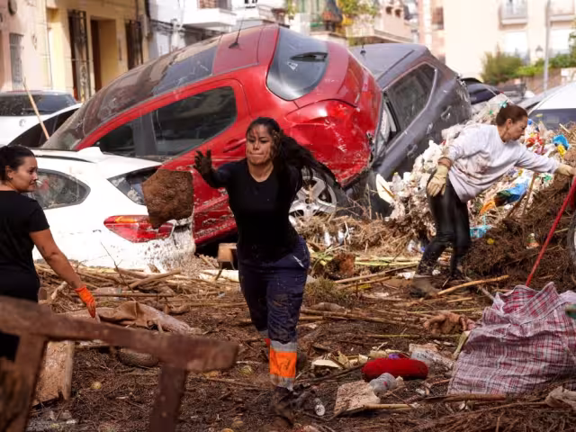 Autoridades españolas elevaron a 92 la cifra de muertos por las tormentas en Valencia