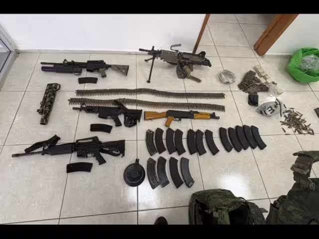 Entre los bienes incautados también destacan un Jeep Rubicón rojo y una camioneta Cheyenne