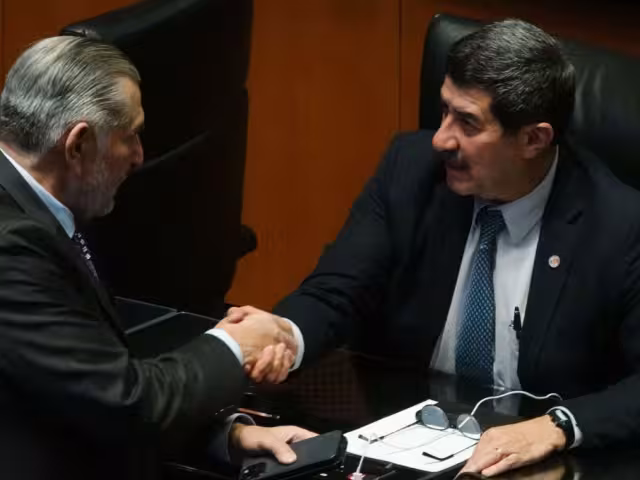 Javier Corral Jurado (derecha) obtuvó una suspensión provisional, que impide su detención