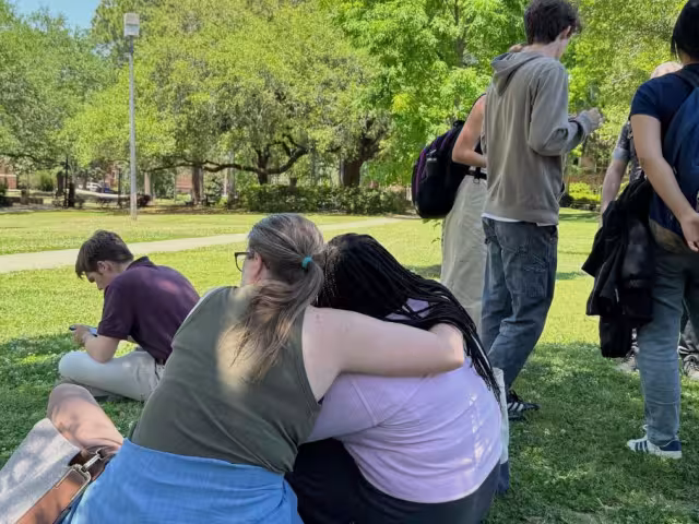 El tiroteo ha generado consternación en la comunidad universitaria y entre familiares de estudiantes internacionales
