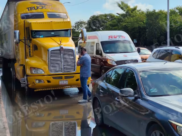 Un tractocamión y un automóvil Infiniti chocaron en la avenida Isla de Tris, en Ciudad del Carmen.