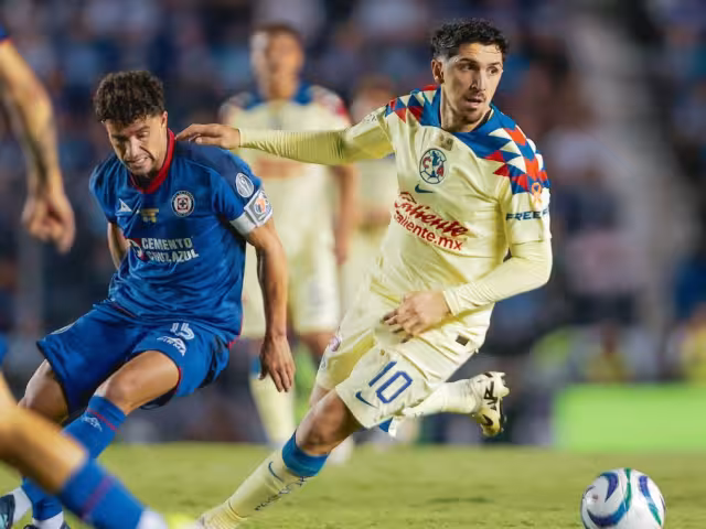 Ignacio Rivero y Diego Valdés disputan el esférico en el Cruz Azul vs América
