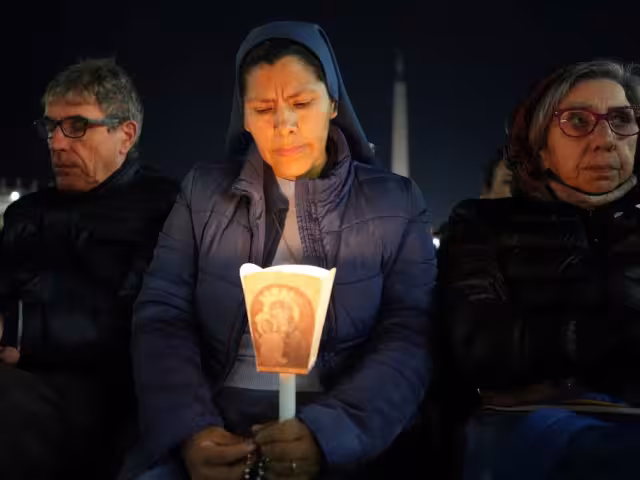 Mientras continúa la recuperación del Papa Francisco, en la Plaza de San Pedro sigue el rezo del rosario por su salud