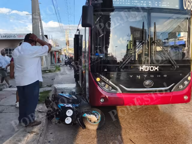 Mujer motociclista choca contra un Ko’ox en Campeche; el pavimento mojado causó el derrape